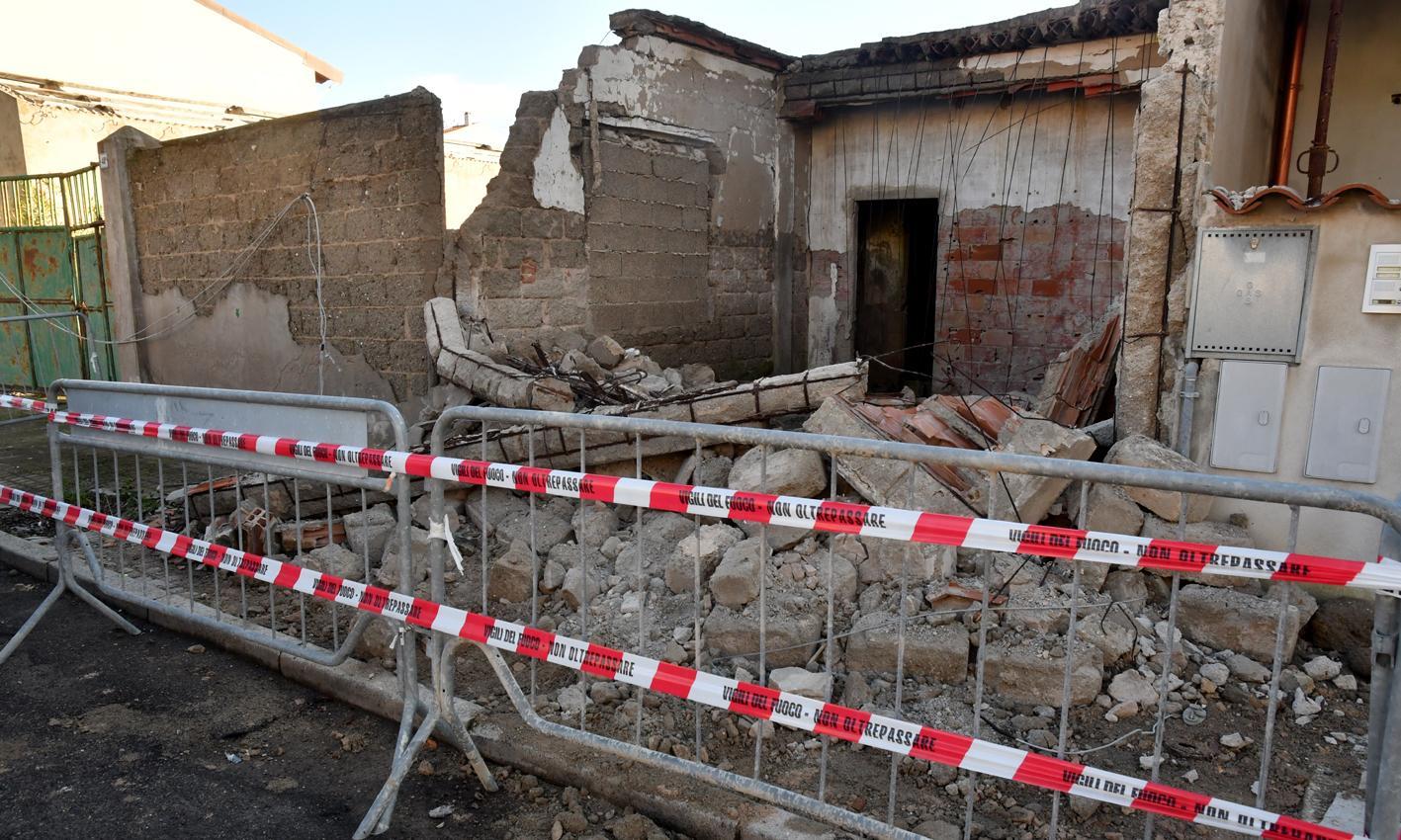 Crolla parte dell’edificio ex Isola