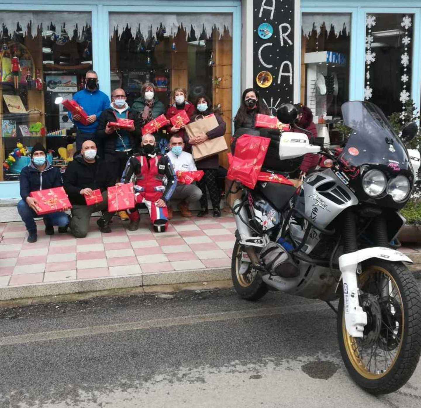 Il Team Africa Twin porta i regali ai bambini di Bitti
