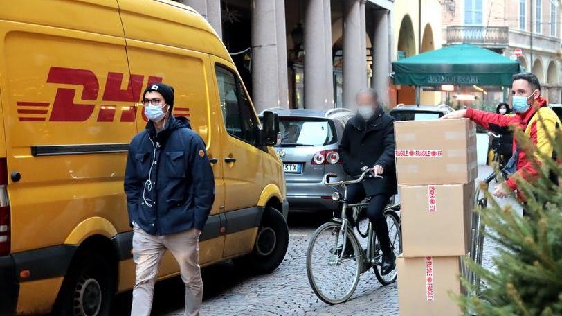 Modena, i corrieri: «Si lavora molto di più ma l’occupazione è sempre a rischio»