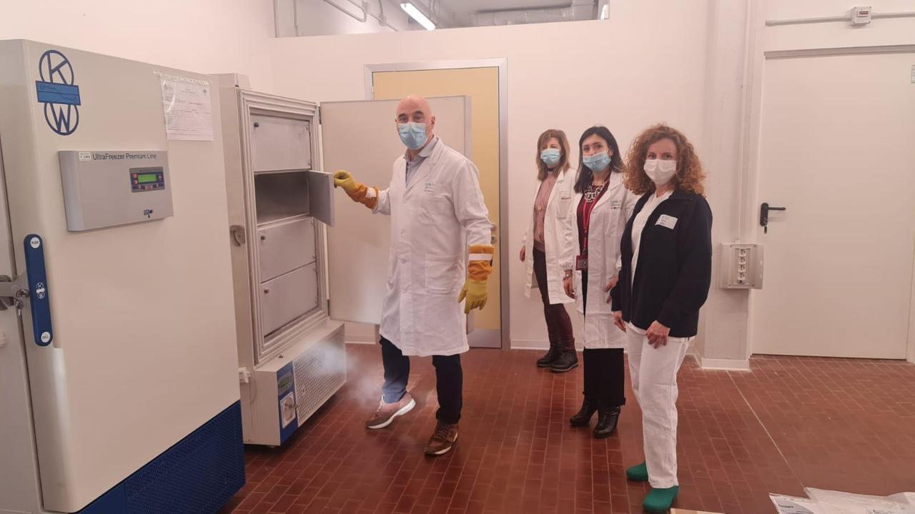 Gli ultra-congelatori, il dottor Michele Cecchi, direttore della Farmaceutica di Careggi, e le colleghe Alessandra Ipponi, Elena Agostino, Daniela Tognoni che si occuperanno della filiera del vaccino anti-Covid