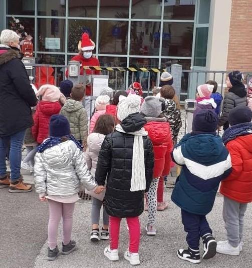 Auguri di Natale: i bimbi salutano i nonni copparesi a distanza anti-virus