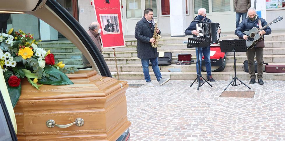 Ad Argenta i funerali di Azzalli sulle note di "Romagna mia" 
