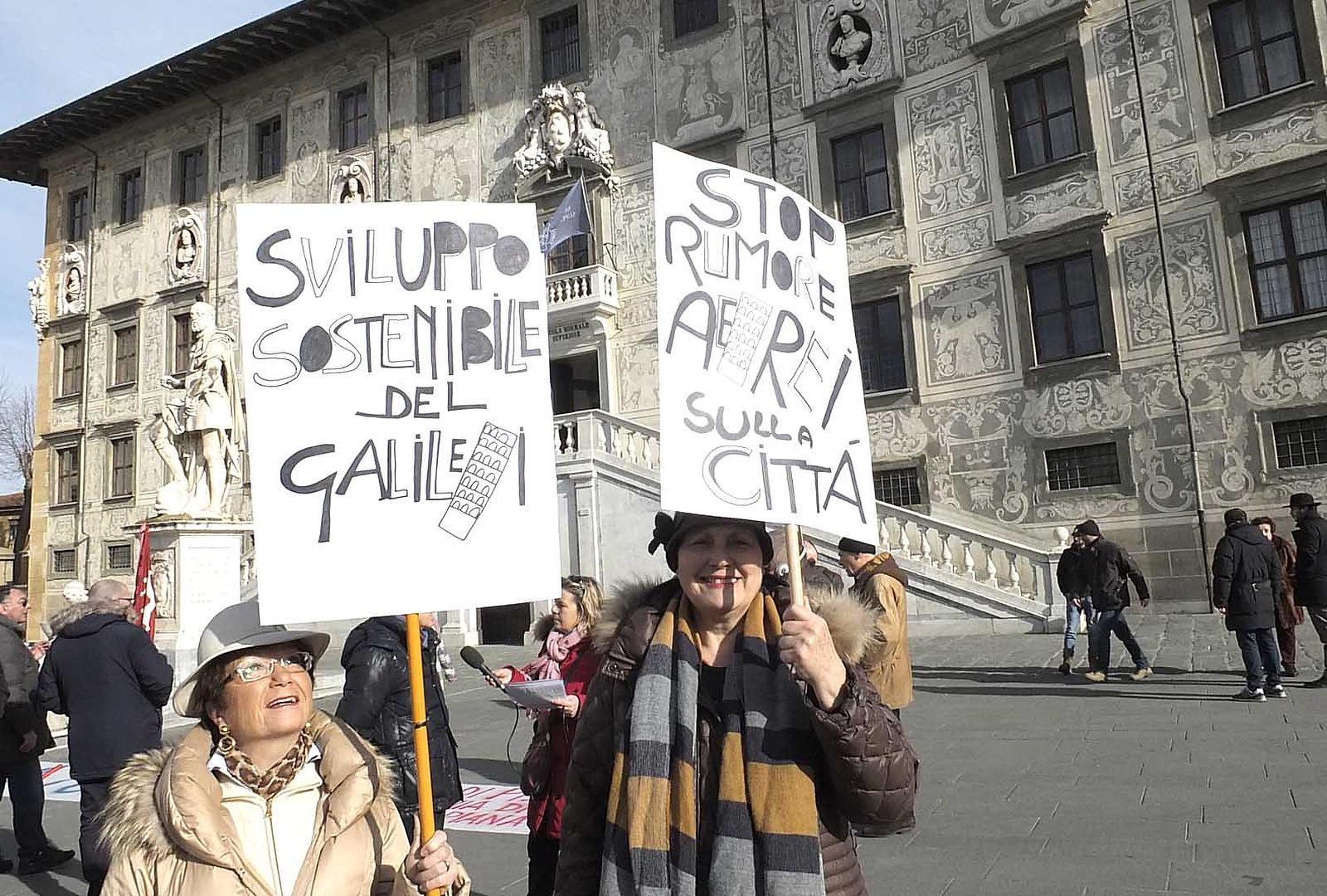una manifestazione a sostegno dell'aeroporto di Pisa