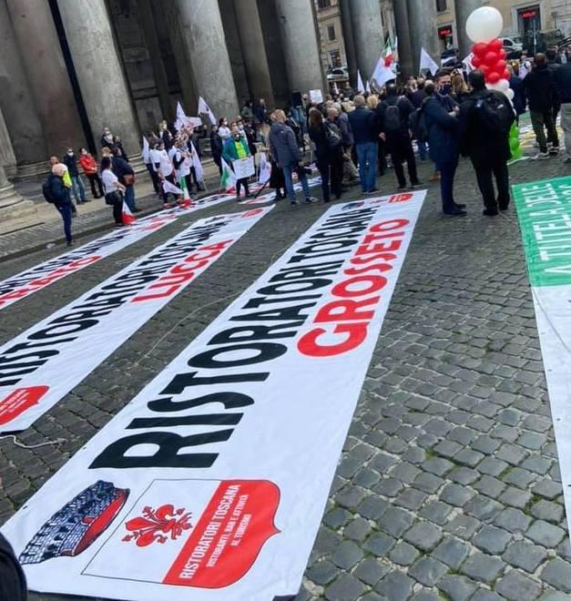 I ristoratori scendono di nuovo in piazza: «Indennizzi veri o sarà un disastro» 