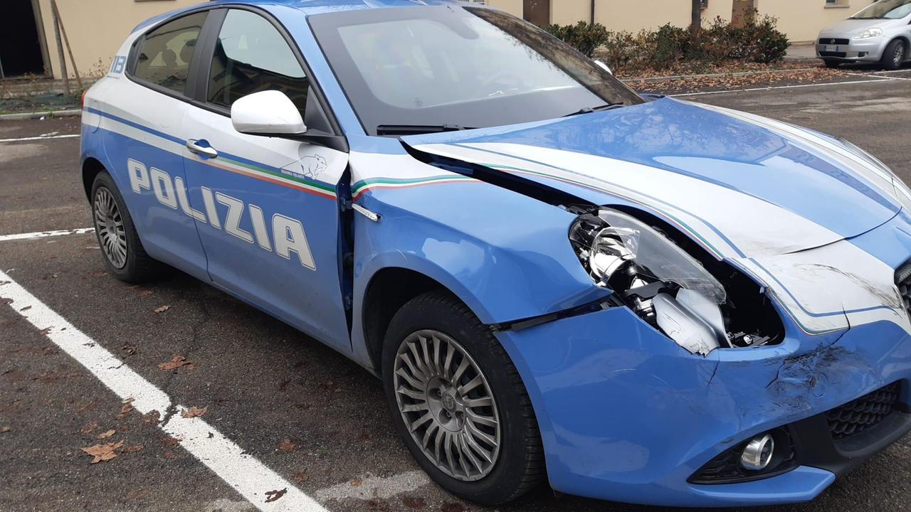 Scappa dalla polizia, sperona una Volante e col figlio in braccio picchia un agente: per lui obbligo di firma