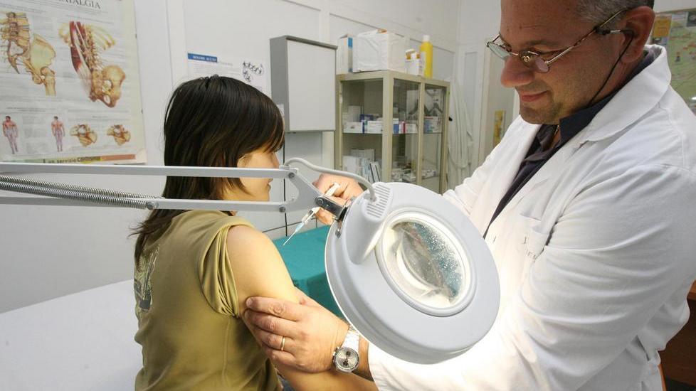 Influenza alle porte, il vaccino ora c’è ma bisogna farlo prima che sia tardi