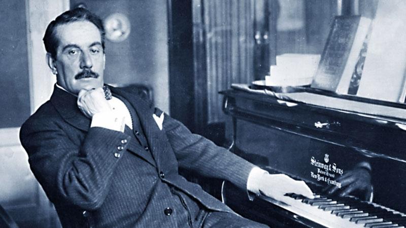 Il maestro Giacomo Puccini seduto al suo pianoforte Steinway&Son