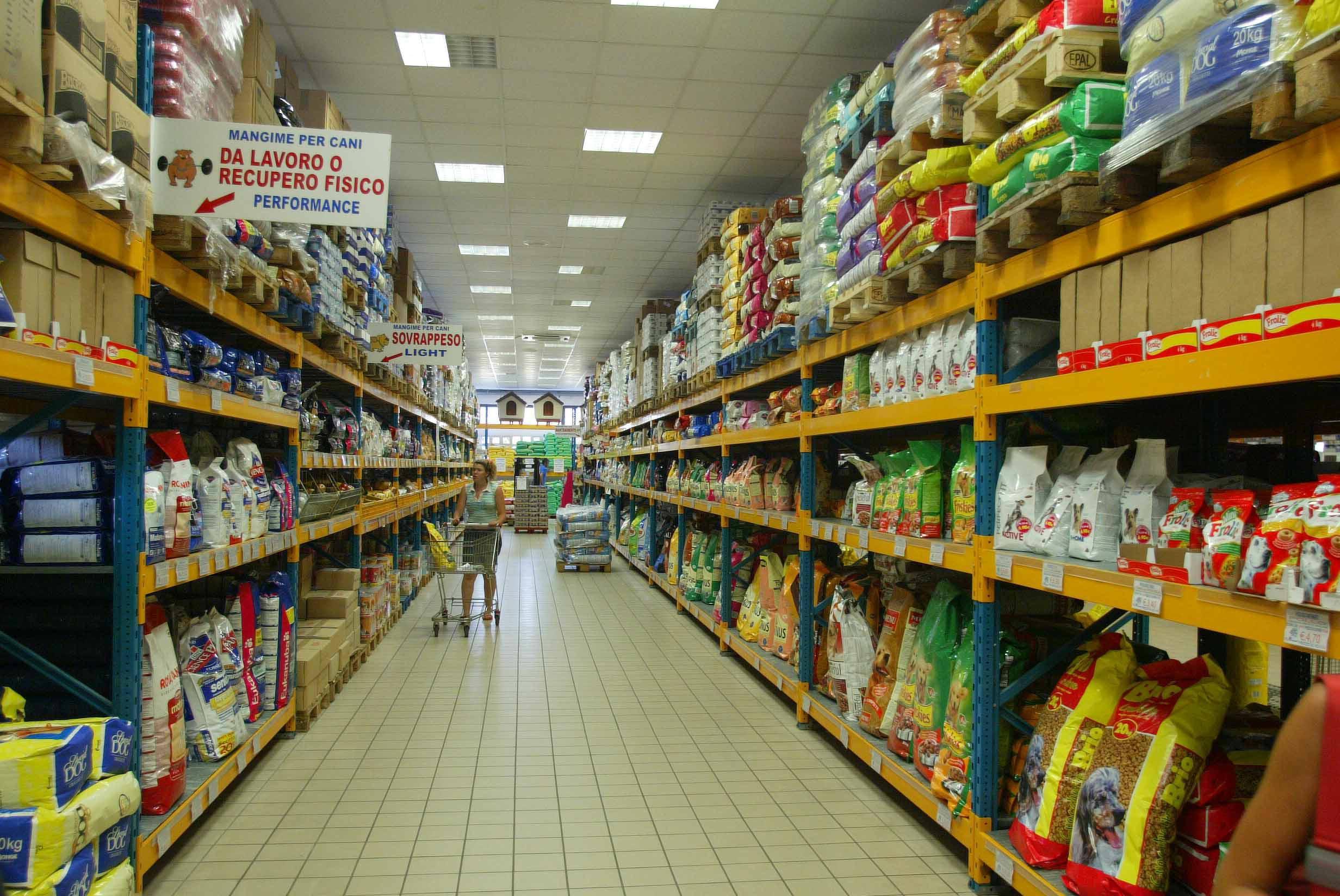 Un grande magazzino con prodotti per animali (foto d'archivio)