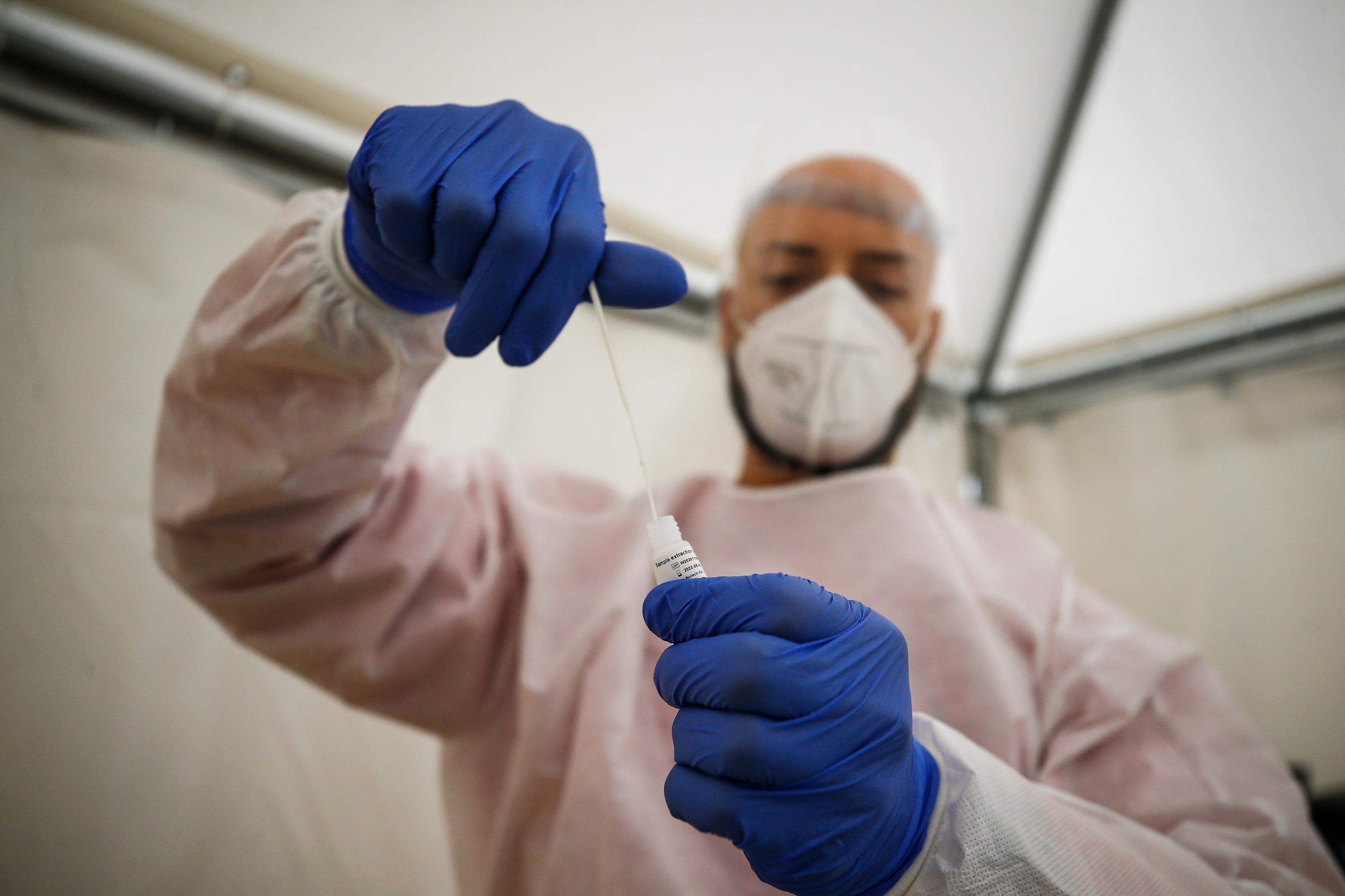 Un infermiere prepara un tampone per il test sul covid (foto archivio)