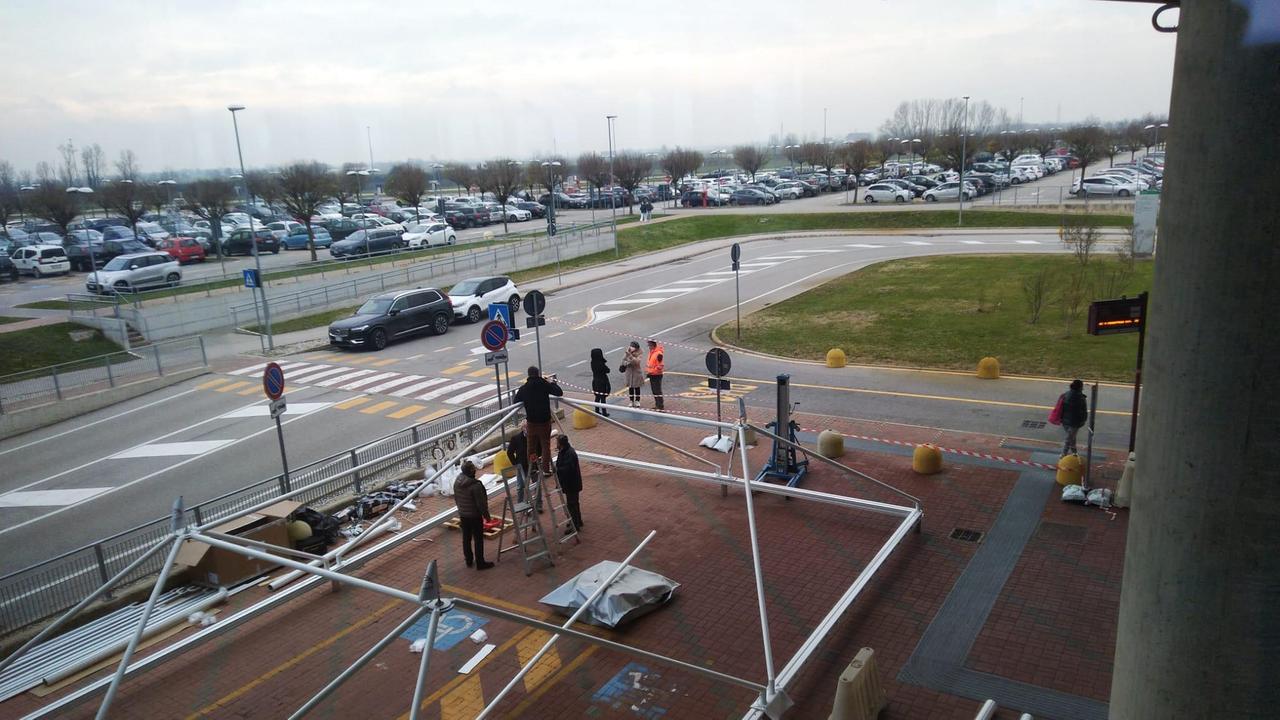 L'allestimento della tensostruttura davanti all'ingresso 2 dell'ospedale Sant'Anna a Cona