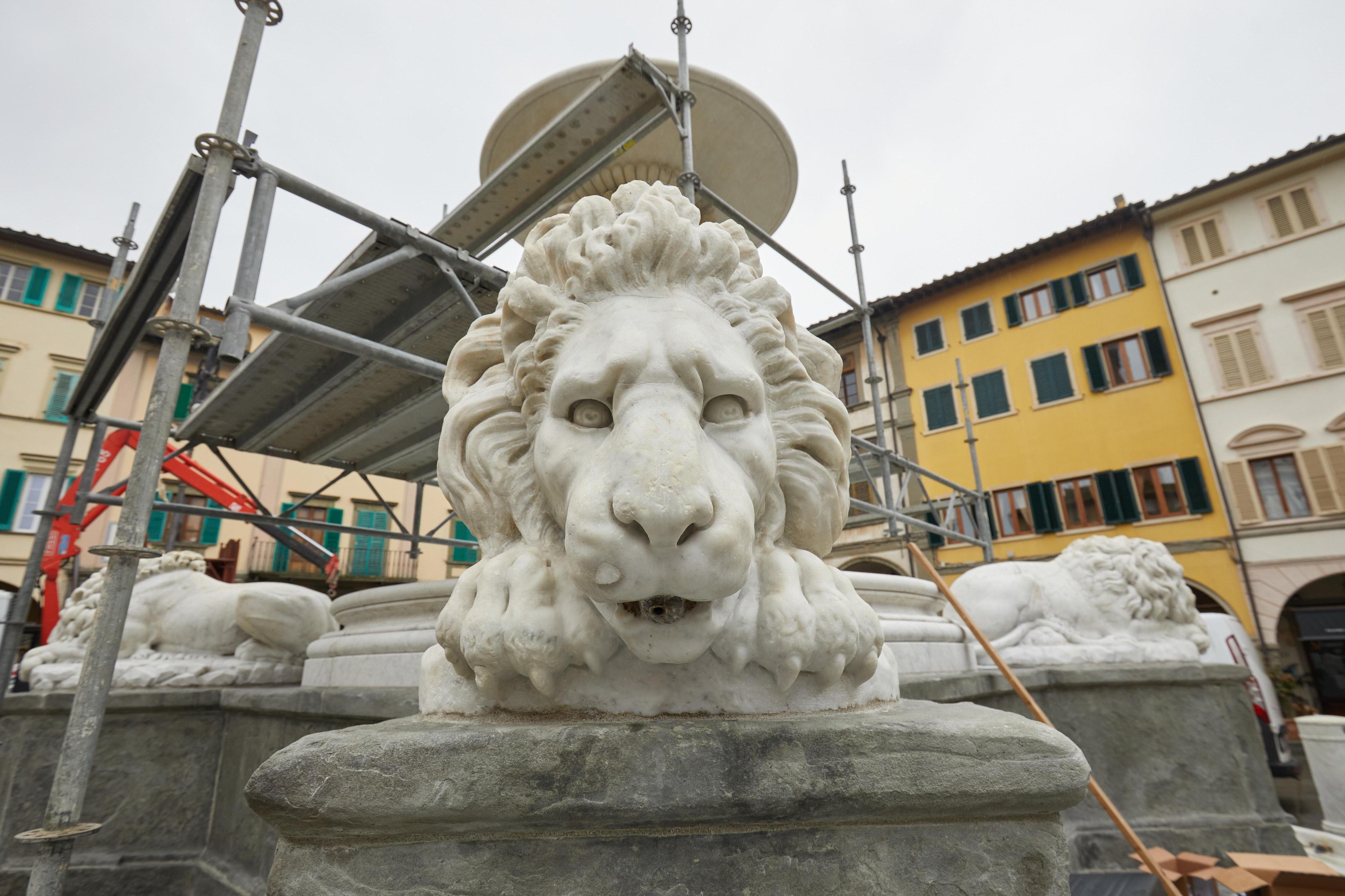 Concluso il restauro della fontana dei leoni in piazza Farinata degli Uberti a Empoli (foto Carlo Sestini)