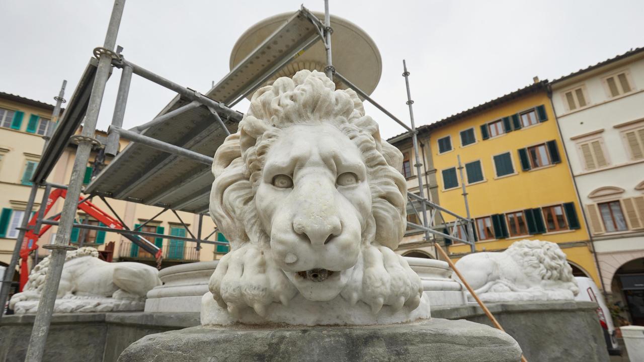Concluso il restauro della fontana dei leoni in piazza Farinata degli Uberti a Empoli (foto Carlo Sestini)