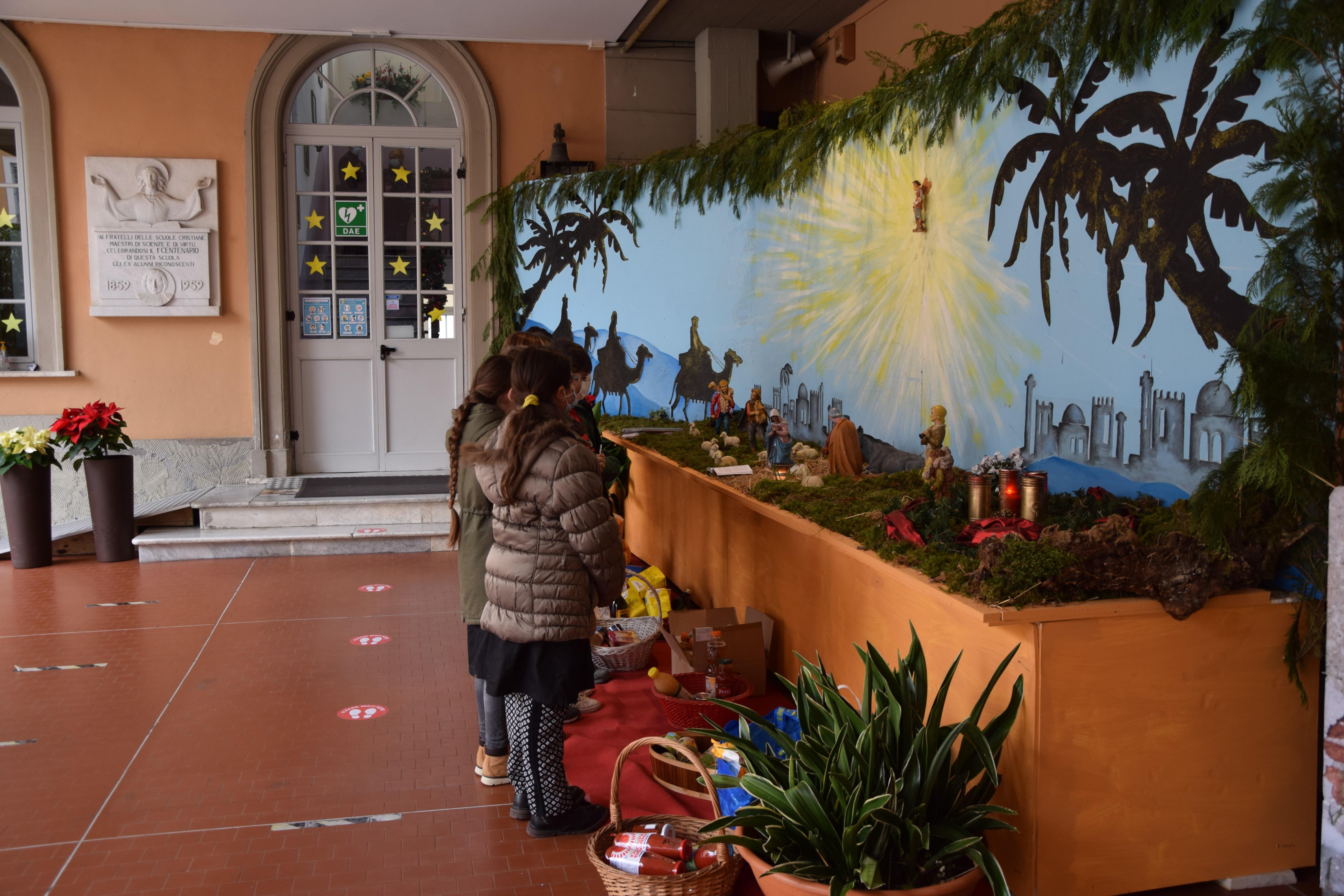 Il presepe all'interno della scuola dei Fratelli Cristiani "San Filippo Neri" a Massa