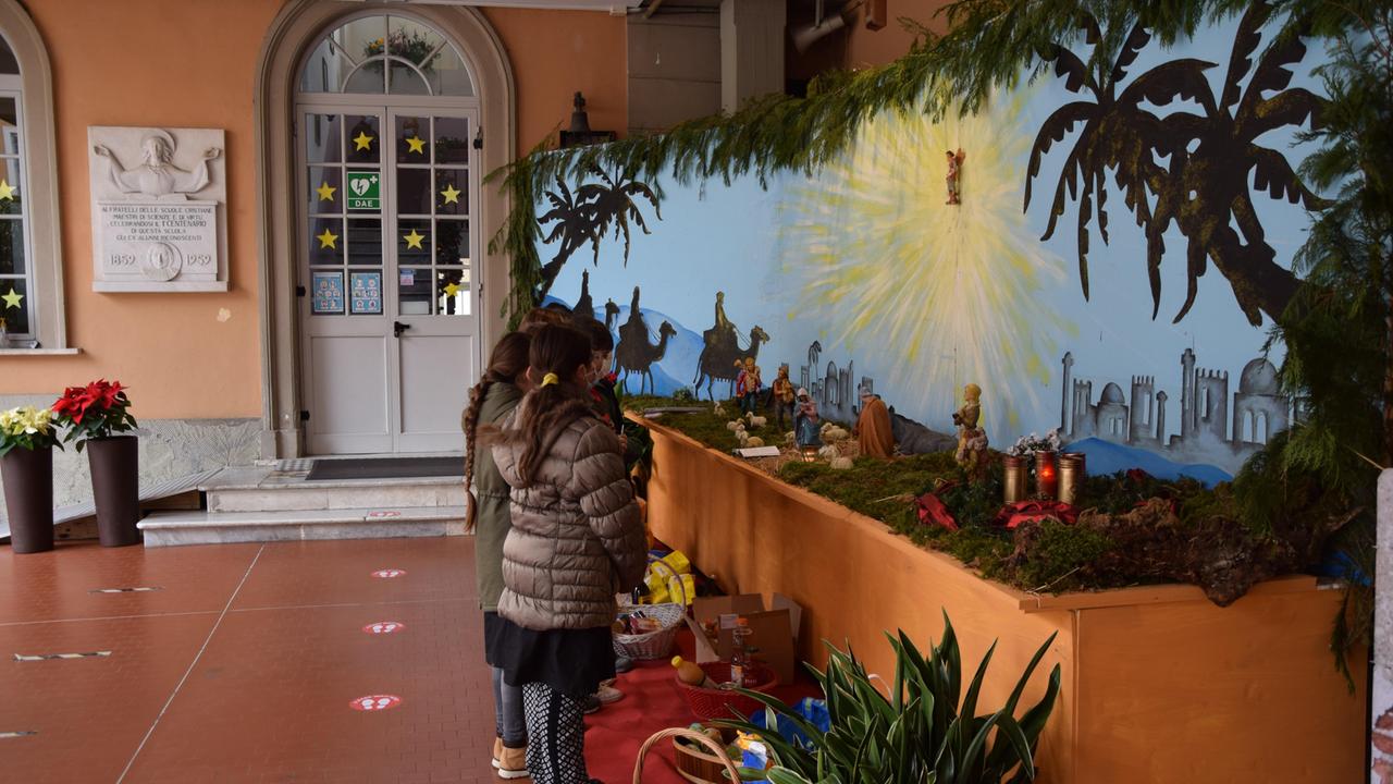 Il presepe all'interno della scuola dei Fratelli Cristiani "San Filippo Neri" a Massa