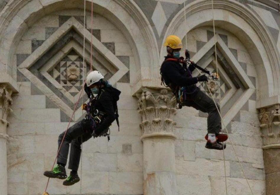 I lavori di restauro e manutenzione mai interrotti durante il lockdown sulla Torre di Pisa