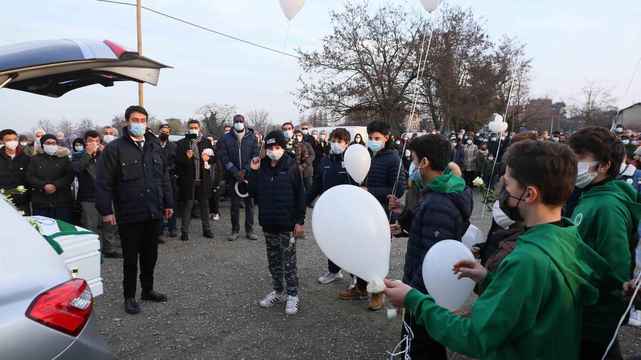 Tutto il paese fermo per l'addio al piccolo Youness, investito a Cella