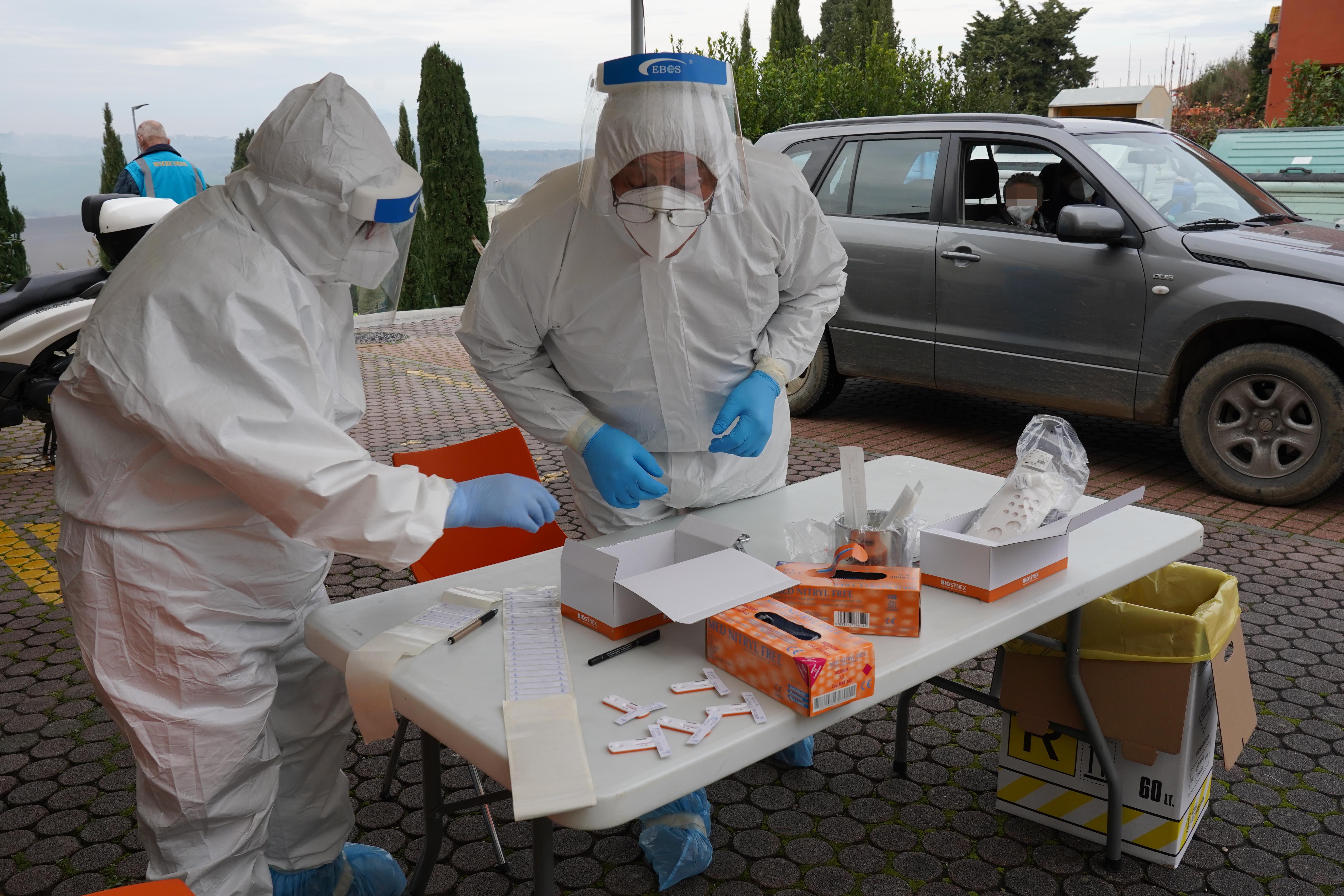 Tamponi rapidi Covid nella sede della Misericordia di Lajatico