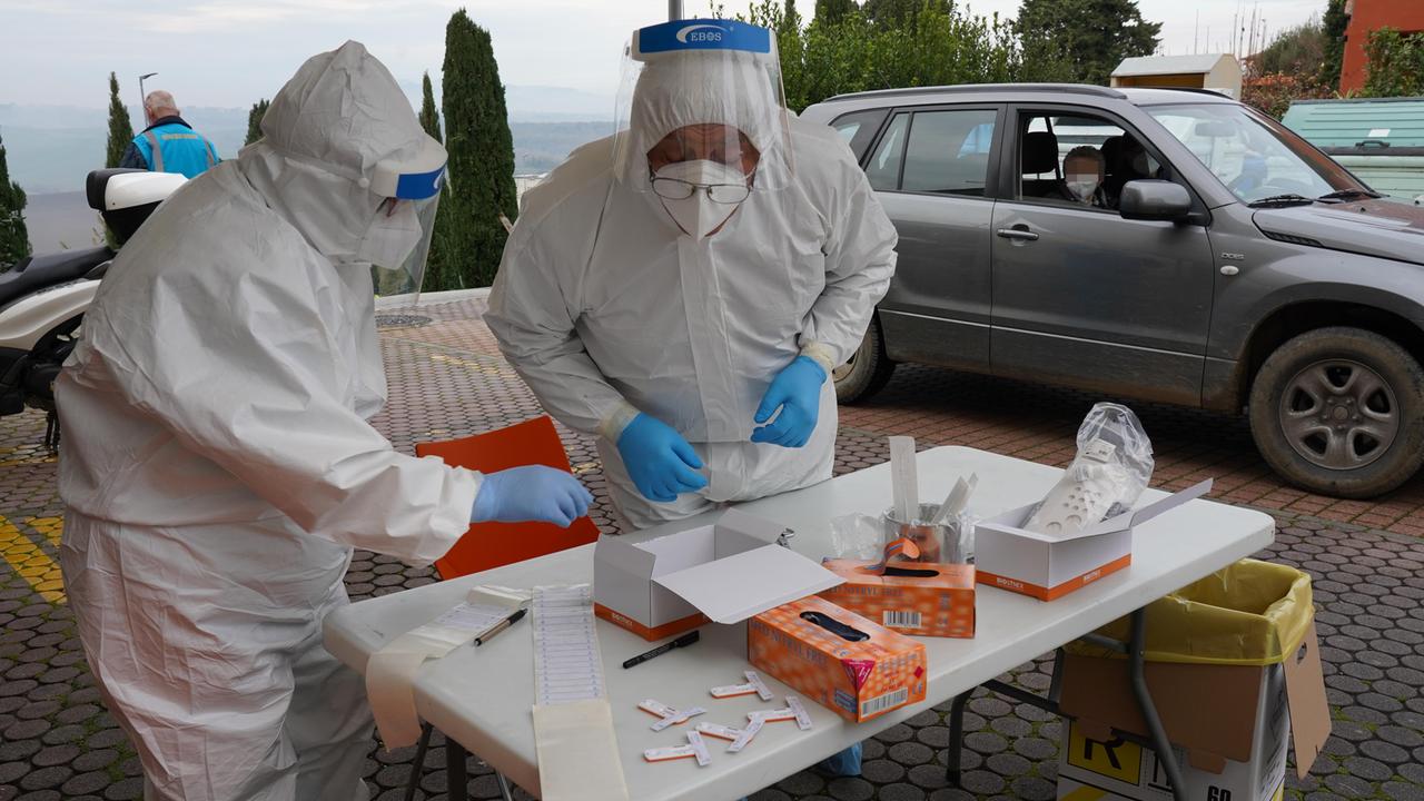 Tamponi rapidi Covid nella sede della Misericordia di Lajatico