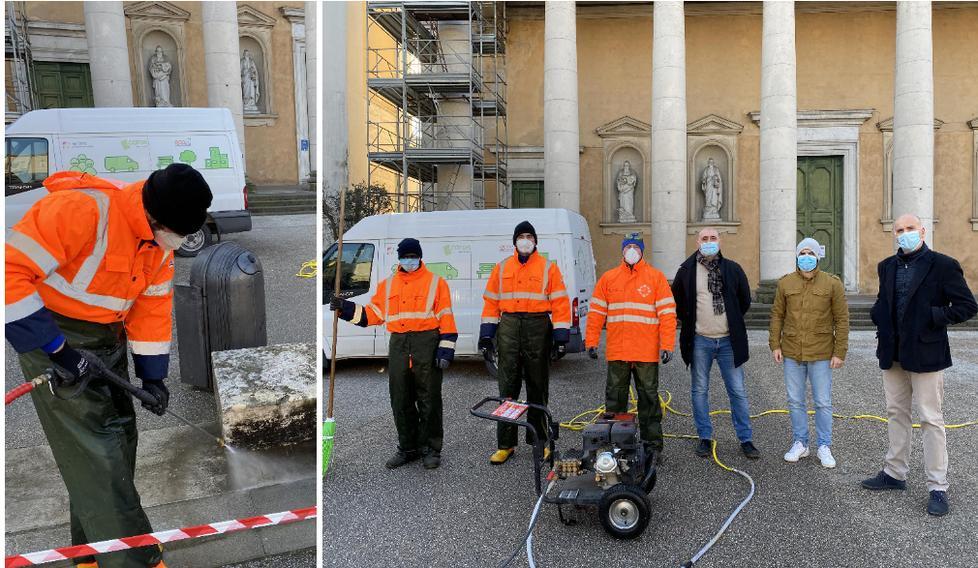 Un addetto alle pulizie dell’arredo urbano mentre usa l’idropulitrice e la foto di gruppo per la consegna del dispositivo al Comune (foto f. silvi)