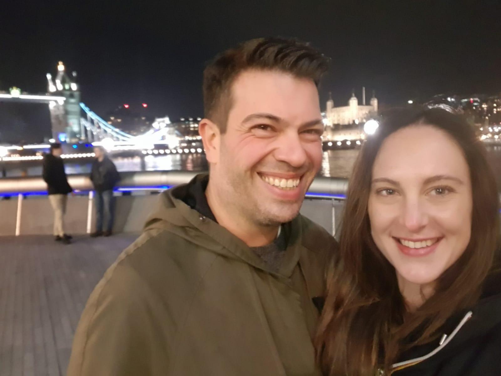 Massimo Guasti e Ilaria Seri davanti al Tamigi