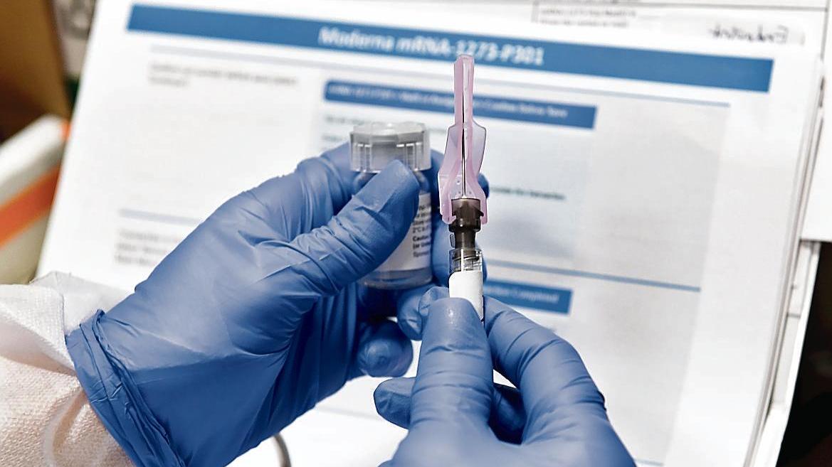 Covid, il direttore di Malattie infettive pronto a vaccinarsi: «I medici che rifiutano indegni del giuramento di Ippocrate»