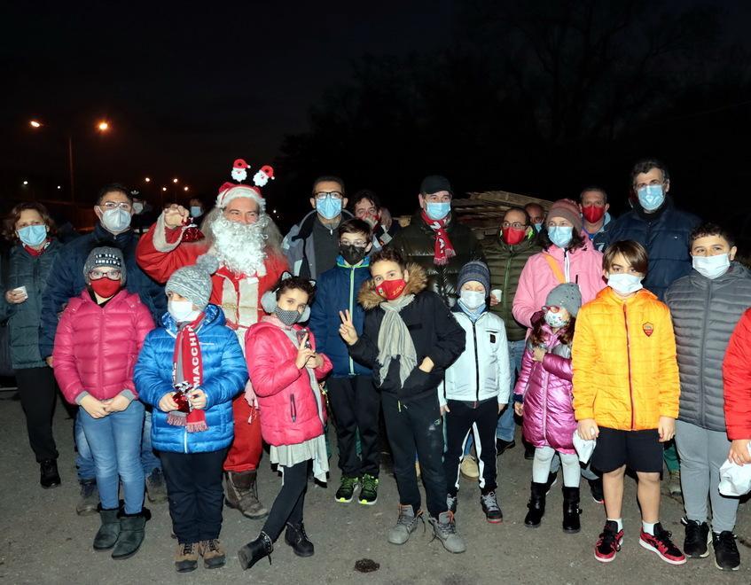 Babbo Natale ieri al presidio dei lavoratori davanti allo stabilimento della Goldoni