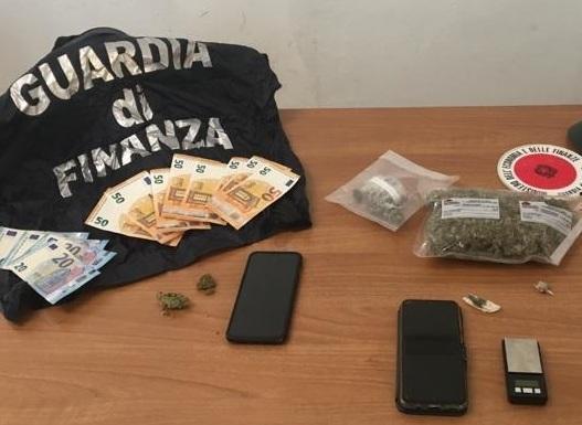 Arrestati per spaccio due ventenni: avevano 200 grammi di hashish