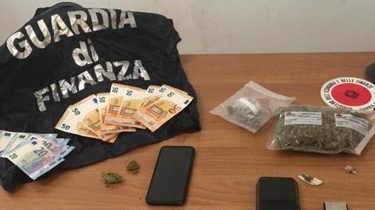 Arrestati per spaccio due ventenni: avevano 200 grammi di hashish