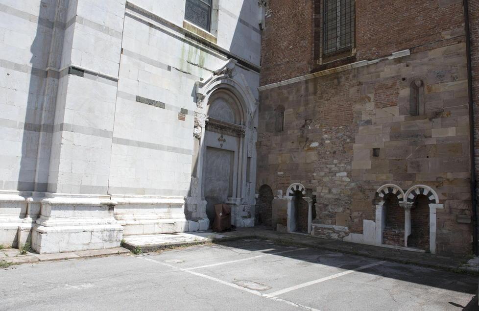 Spacca uno specchietto: arrestato