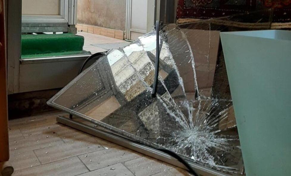 Ladri in azione di notte sfondano porte e infissi e rubano il fondo cassa