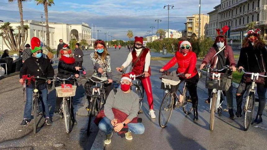 Pacchi dono in bici dai figuranti-attori dei fratelli Cinquini