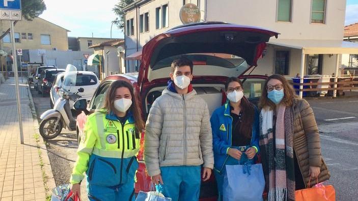 Giulia ha raccolto bambole pennarelli e macchinine