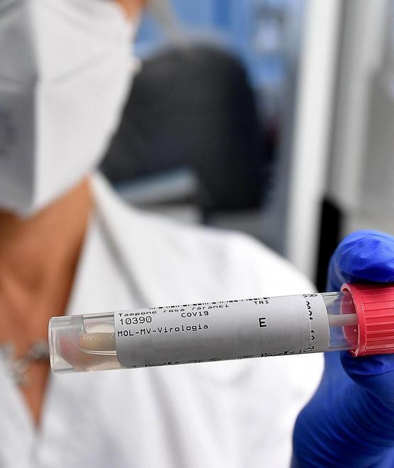 Tre nuovi decessi, ricoveri ancora in calo 