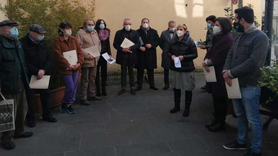 Un grande pannello con opere d’arte per testimoniare i dolori della pandemia