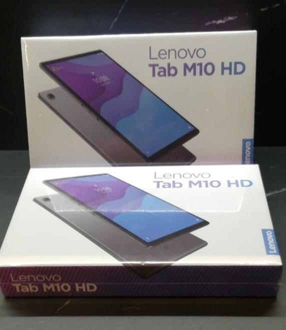 Per festeggiare il compleanno compra due tablet e li dona 
