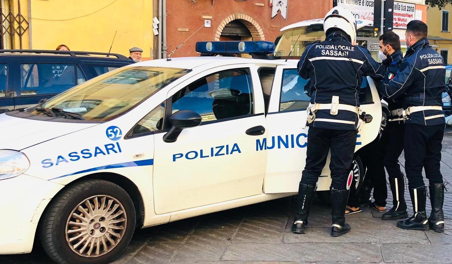 Senza mascherina, 122 sanzioni 