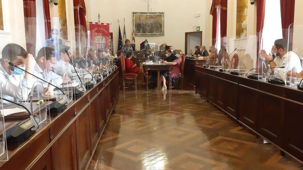 Terremoto in Comune a Sassari: «Il patto con Campus per evitare elezioni in emergenza Covid» 