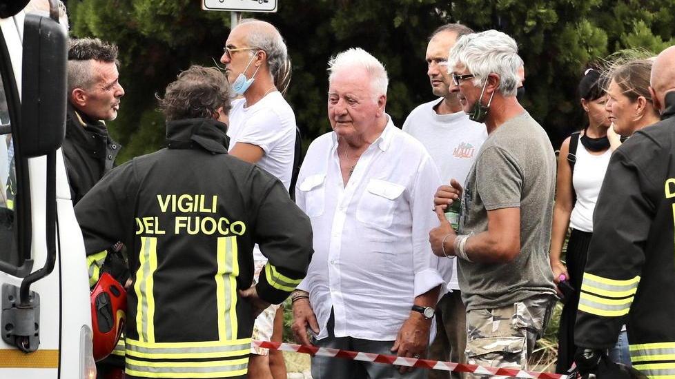 Ennio Ghiomelli fuori dal Garden durante il rogo in via Firenze