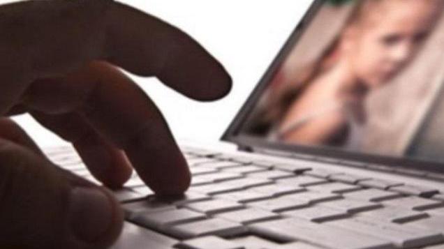 Si infiltrano nella chat e scoprono un pedofilo