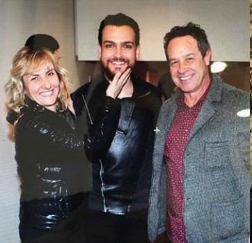 Valerio Scanu al centro con il padre Tonino alla sua sinistra e mamma Sonia a destra