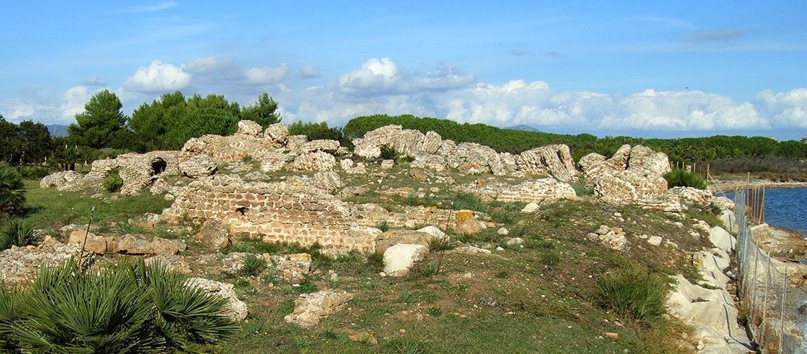 Le rovine della villa romana di Sant'Imbenia all'interno del parco di Porto Conte
