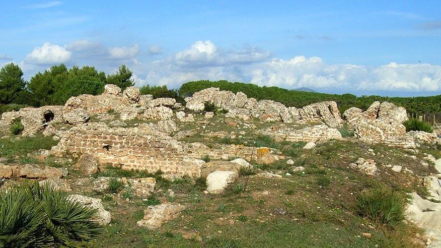 Le rovine della villa romana di Sant'Imbenia all'interno del parco di Porto Conte
