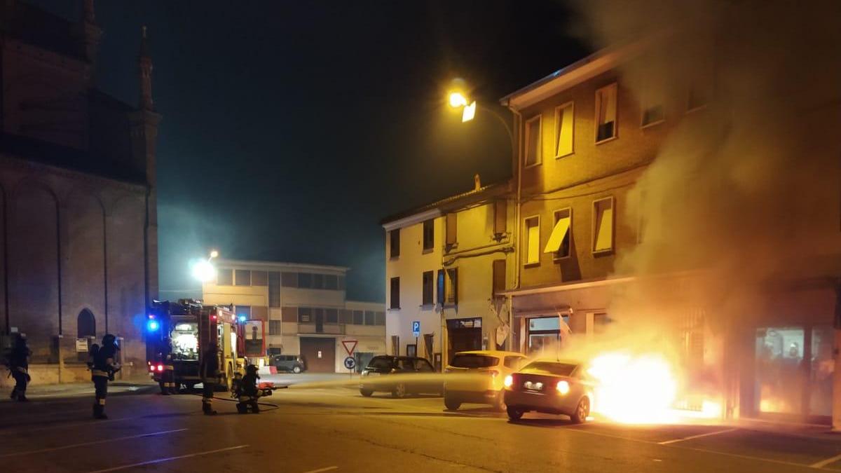 Bondeno, auto a fuoco la notte di Halloween: individuato il colpevole