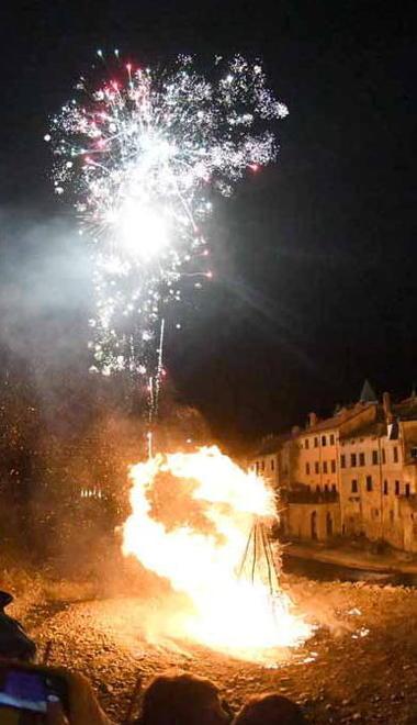 Il Covid spegne i falò Salta la sfida dei fuochi «Torniamo nel 2022» 