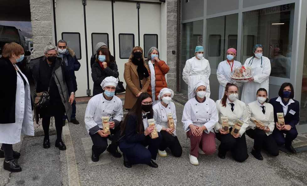 Dall’alberghiero biscotti in dono al personale dell’ospedale 