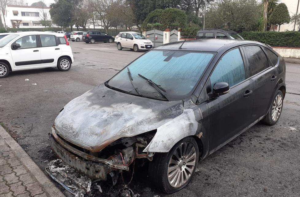 A fuoco nella notte la Ford Focus di un residente