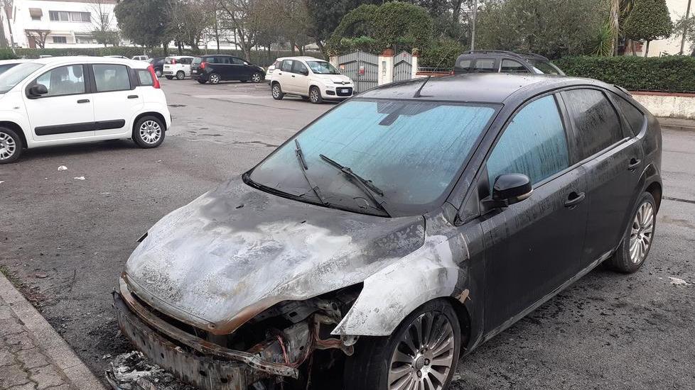 A fuoco nella notte la Ford Focus di un residente