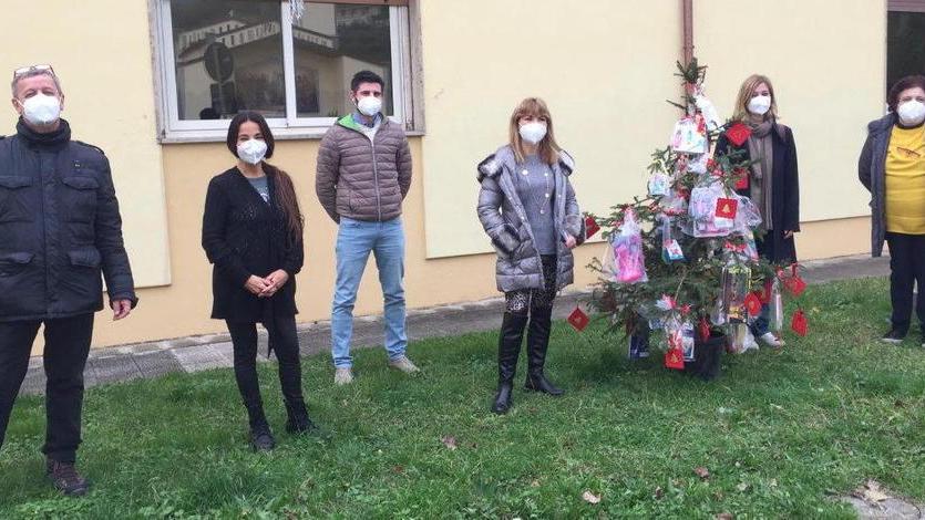 Albero addobbato con la solidarietà dei bambini di Ripa