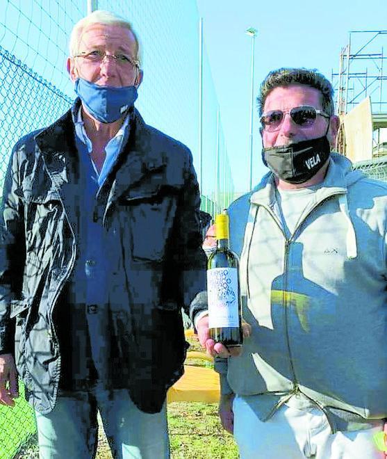 Una bottiglia di vino di solidarietà