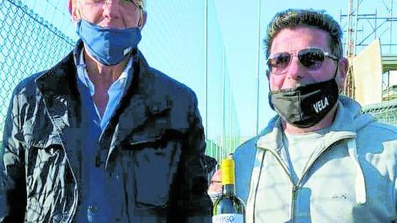 Una bottiglia di vino di solidarietà
